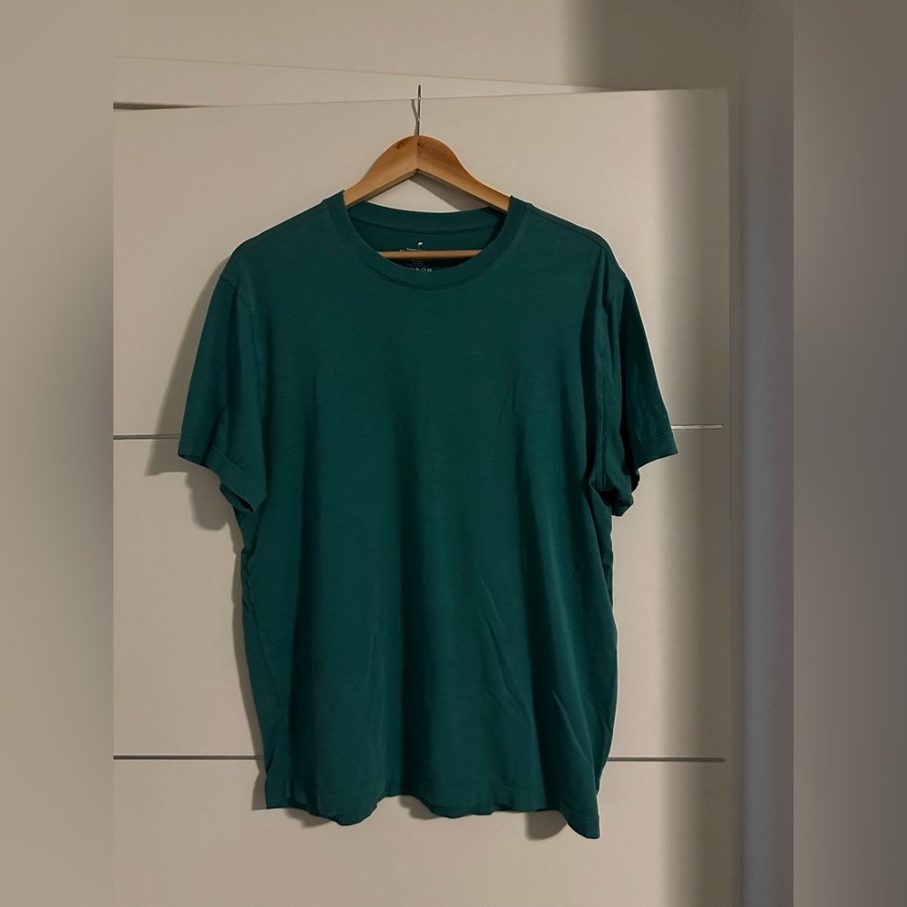 Fabletics men’s 24-7 tee. Size L.
